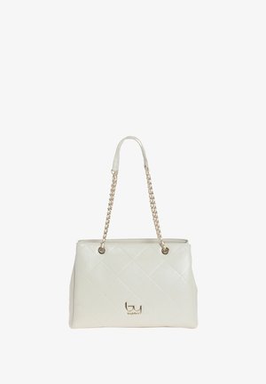 Weiße gesteppte Handtasche aus strukturiertem synthetischen Material, mit metallischen Akzenten und doppelten Kettenriemen zum Tragen.