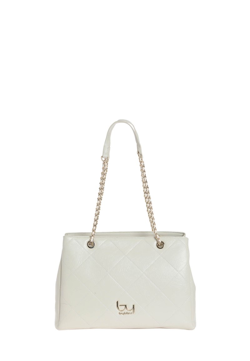 Borsa a tracolla bianca trapuntata realizzata in materiale sintetico texturizzato, con accenti metallici e doppi manici a catena per il trasporto.