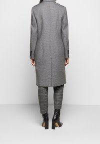 DRYKORN Klassisk kappa / rock - grey