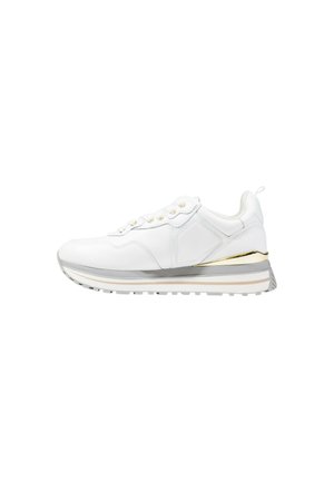 Witte sneaker met een glad leren bovenwerk, gouden accenten op de hiel, grijze tussenzool en een gebrandmerkt rubberen loopzool. Vetersluiting.