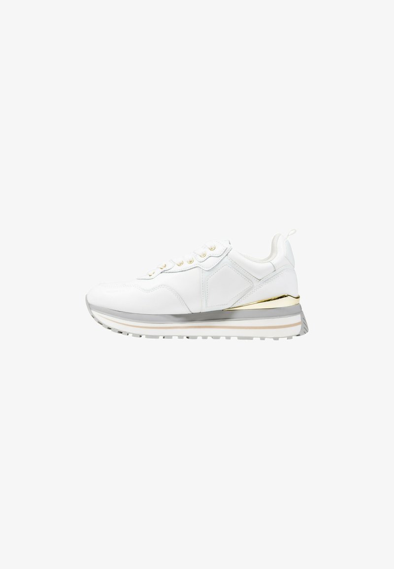 Sneaker bianco con tomaia in pelle liscia, dettagli dorati sul tallone, suola intermedia grigia e suola esterna in gomma texturizzata. Design con lacci.