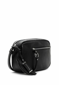 Sort rektangulær læder crossbody-taske med frontlynlås, sølv lynlås, justerbar rem og dekorativ kvast med metalmærke.