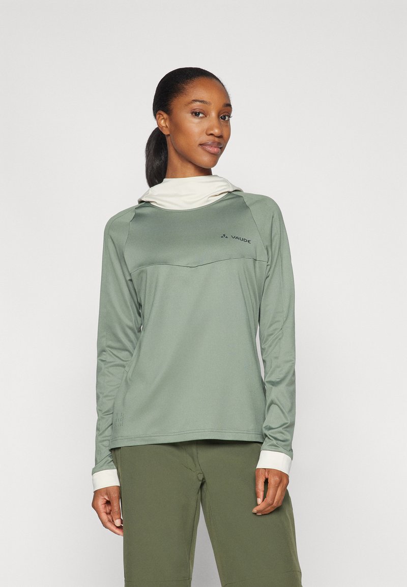 Camicia a maniche lunghe in tessuto verde tenue con colletto bianco e logo discreto. Progettata con una trama liscia e una vestibilità rilassata.