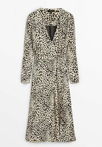 Robe portefeuille imprimé léopard avec manches longues, décolleté en V profond et taille ceinturée. Fabriquée en tissu doux de couleur beige et noir.