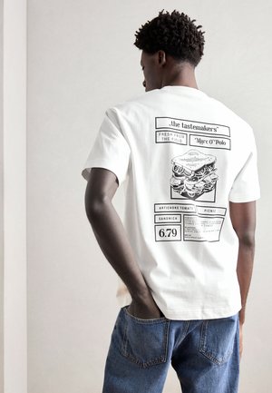 Witte katoenen t-shirt met een grafisch ontwerp op de achterkant, met een illustratie van een sandwich en zwarte tekst en prijzen. Korte mouwen en een losse pasvorm.