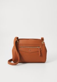 Bolso bandolera de cuero marrón con textura de guijarro, con cierre superior, bolsillo frontal y correa ajustable. Presenta detalles de hardware en tono dorado.