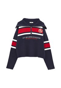 Granatowy sweter z pół zamkiem i szerokim kołnierzem, z czerwono-białymi poziomymi paskami oraz haftowanym napisem "OUT OF OFFICE ON HOLIDAY".