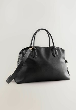 Borsa a tracolla in pelle nera con manici superiori doppi e una tracolla regolabile. Presenta una texture liscia e dettagli in metallo dorato.