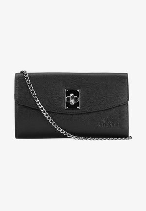 Mustassa nahassa oleva lompakko, jossa on teksturoitu pinta, läppäkiinnitys ja hopeinen ketjuolkaim. Edessä on metallinen lukko ja kohokuvioitu logo.