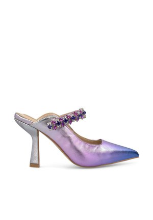 Scarpa con tacco alto metallica in viola e argento, con punta affilata, dotata di una cinghia decorativa impreziosita da paillettes e strass.