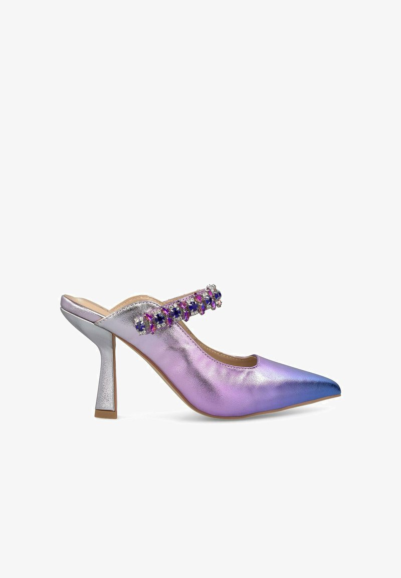 Scarpa con tacco alto metallica in viola e argento, con punta affilata, dotata di una cinghia decorativa impreziosita da paillettes e strass.