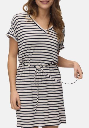 Robe rayée à col en V en tissu doux, avec des manches roulées et une taille réglable par cordon, ornée de rayures horizontales bleu marine et crème.
