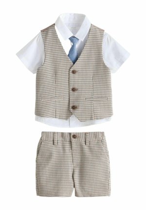 Poiste formaalne riietus valge lühikese varrukaga särgi, sinise lipsu, beežikarva ruudulise nööbitava vestiga ja sobivate ruuduliste lühikeste pükstega.