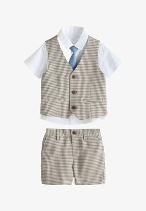 Tenue formelle pour garçons avec chemise blanche à manches courtes, cravate bleue, gilet beige à carreaux avec boutons et short à carreaux assorti.