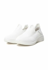 Zapatos blancos sin cordones con una parte superior de punto texturizado, que presentan paneles laterales elásticos, una suela acolchada y un diseño suave y flexible.