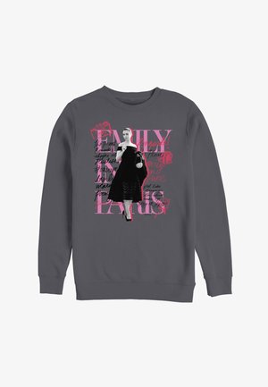 Sweat-shirt gris foncé avec un motif d’une femme en noir et blanc portant une robe, texte rose « Only Paris » et accents rouges manuscrits sur le thème de Paris.
