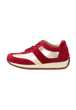 Czerwone zamszowe sneakersy z metaliczną złotą paskiem, teksturowaną beżową podeszwą i czerwonymi sznurówkami. Okrągły nos i niski profil zapewniają wygodę.