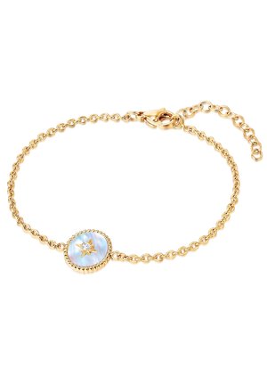 Bracciale in catena dorata con una pietra ovale blu decorata con un design a stella e piccoli accenti trasparenti. Catena regolabile con chiusura a moschettone.