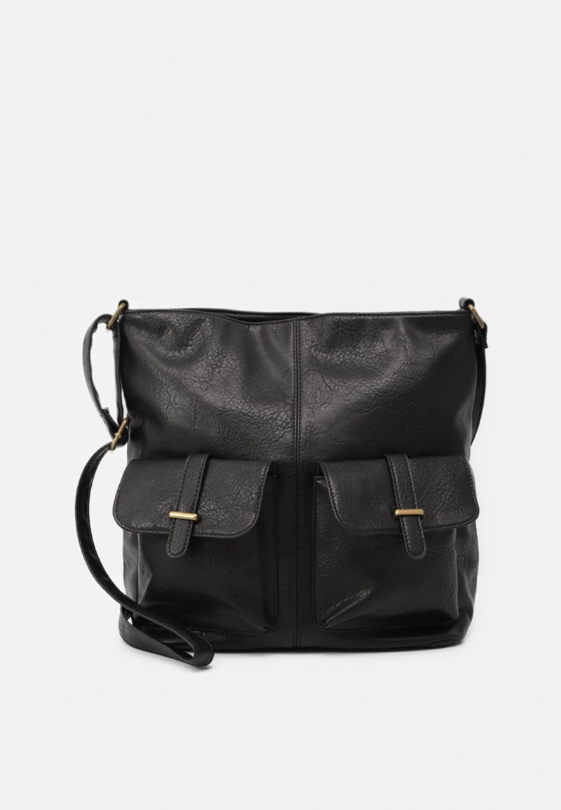 Sac à bandoulière en cuir noir avec deux poches avant à rabat et des détails de boucles dorées sur fond blanc.