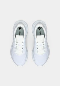 Witte sportschoenen met een bovenwerk van mesh, ronde neus, veters, gevoerde kraag en een gestructureerde zool. Heeft branding op de tong en de binnenzool.