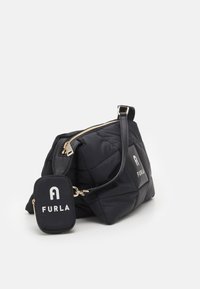 Czarna pikowana torba z nylonu o usztywnionym kształcie, z złotym zamkiem błyskawicznym i małą przymocowaną kieszonką oznaczoną etykietą "FURLA". Gładka tekstura, odpinany pasek.