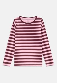 Langermet T-skjorte med rosa og maroon horisontale striper, med rund hals og myk, teksturert stoff.