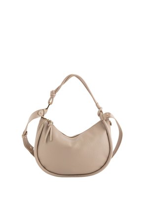 Sac à main beige en cuir tressé en forme de croissant avec détail de sangle nouée et tirette de fermeture éclair dorée, équipé de bandoulières ajustables pour porter en travers du corps ou à l'épaule.