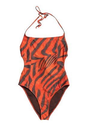 Bañador de una pieza con cuello halter con estampado de rayas de cebra en naranja y marrón oscuro sobre un fondo blanco.