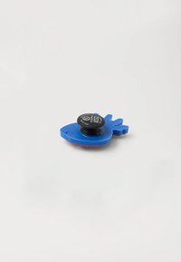 Spinner de fidget en forma de pez azul de silicona con un botón central negro, presenta acentos rojos en la parte inferior y una textura suave.