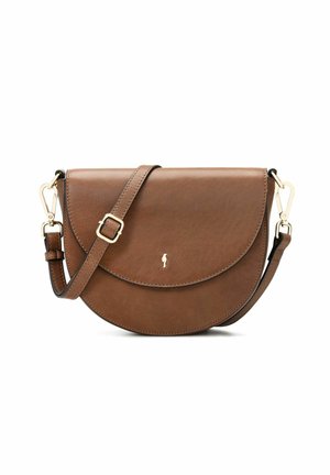 Brązowa skórzana torba na ramię z zaokrąglonym klapem, regulowanym paskiem oraz złotymi zapięciami i klamrą na jednolitym białym tle.