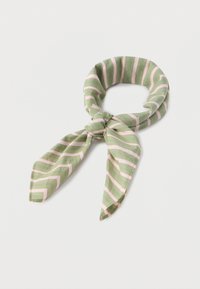 Πράσινη και ροζ ριγέ εσάρπα, κατασκευασμένη από ελαφρύ ύφασμα, δεμένη σε θηλιά με δύο μυτερά άκρα. Διαθέτει εναλλασσόμενες φαρδιές και στενές ρίγες.