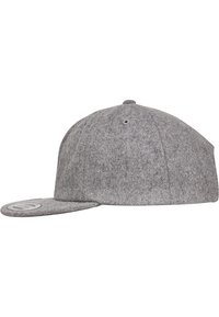 Grå baseballcaps med flat skygge, seks-paneldesign og en sirkulær logo-lapp foran. Glatt tekstur og matt finish.