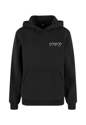 Černá mikina s kapucí a přední kapsou, na horní levé straně se třemi bílými srdíčky v kontuře. Vyrobena z bavlny, volný střih, žebrované manžety.