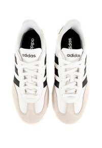 Baskets blanches avec des rayures noires, dotées d'un capuchon en suède et d'une languette en mesh. Conçues avec un système de laçage et une semelle texturée.