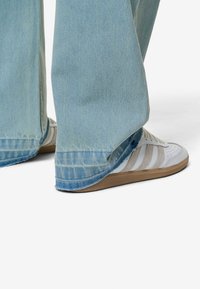 Pegador BARROW - Ohlapne kavbojke - sand washed blue