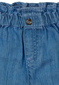 Denim shorts met een geraffineerde taille, bruine knoopsluiting en standaardstiksel. De kleur is een gemiddeld blauw met een gladde textuur.