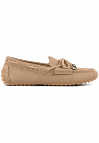 Mocassin beige tricoté avec surpiqûres mocassin, nœud en dentelle avec embouts métalliques, et semelle en caoutchouc cloutée pour une bonne adhérence et un confort optimal.