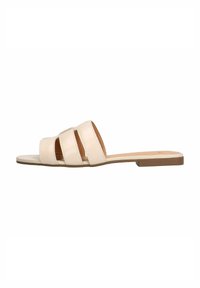 Sandale en cuir nu à glisser, présentant trois sangles horizontales, une semelle plate et des détails de couture subtils. Design minimaliste avec une texture naturelle.