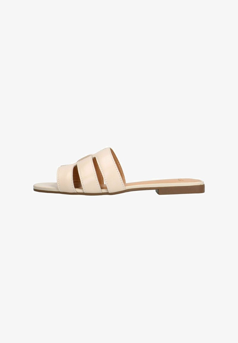 Sandale en cuir nu à glisser, présentant trois sangles horizontales, une semelle plate et des détails de couture subtils. Design minimaliste avec une texture naturelle.