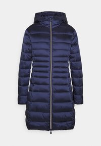 El abrigo acolchado azul marino cuenta con una capucha, diseño de acolchado vertical, mangas largas y un cierre frontal con protección para la barbilla.