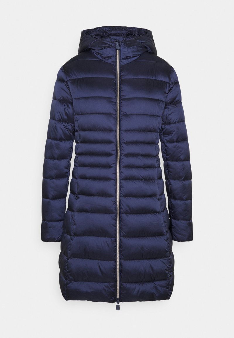 El abrigo acolchado azul marino cuenta con una capucha, diseño de acolchado vertical, mangas largas y un cierre frontal con protección para la barbilla.