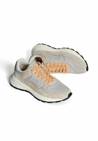 Sneaker in mesh e suede grigio chiaro con lacci arancioni, suola in gomma nera e accenti texture. Presentano un design moderno e sportivo.