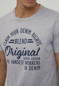 Blend MIKE - T-shirts med print - stone mix