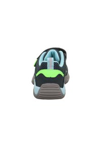 Sport-Schuh mit einem schwarzen und blauen Mesh-Obermaterial, grauer Sohle und grünen Akzenten. Verfügt über einen verstellbaren Riemen und einen gepolsterten Kragen für Komfort.
