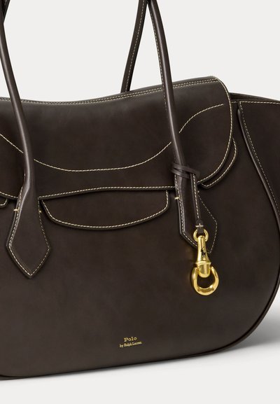 Τσάντα Polo από σκούρο καφέ δέρμα Ralph Lauren με κούμπωμα σε χρυσή απόχρωση, αντίθετη ραφή, διπλές λαβές και μπροστινή τσέπη με καπάκι.