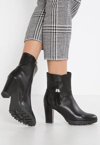 Caprice Botines con plataforma - black