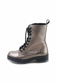 Botín de tobillo plateado metálico con acabado brillante, cordones negros, suela de goma y lengüeta trasera. Cuenta con punta redondeada y acolchado en el collar.