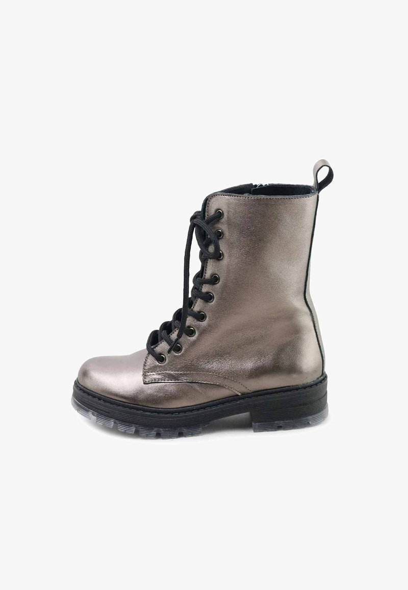 Botín de tobillo plateado metálico con acabado brillante, cordones negros, suela de goma y lengüeta trasera. Cuenta con punta redondeada y acolchado en el collar.
