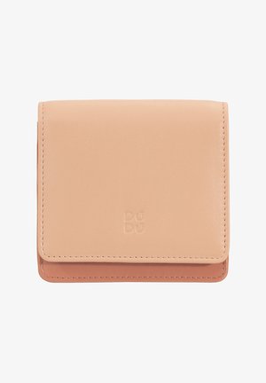 Herrenledergeldbörse aus braunem Leder mit glatter Oberfläche, kompaktem rechteckigen Design und geprägt Logo auf der Vorderseite. Mit Kontrastnähten.