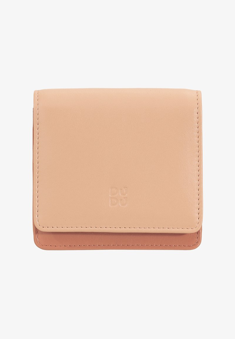 Portafoglio in pelle marrone chiaro con una texture liscia, design rettangolare compatto e logo impresso sul davanti. Presenta cuciture in contrasto.